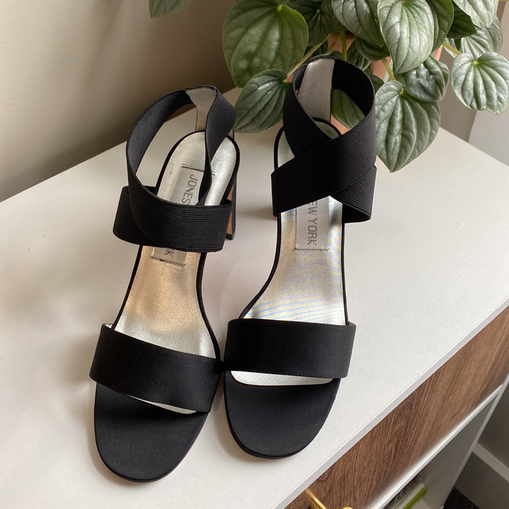 ⭐️HP⭐️ NIB Jones New York Strappy Heels!